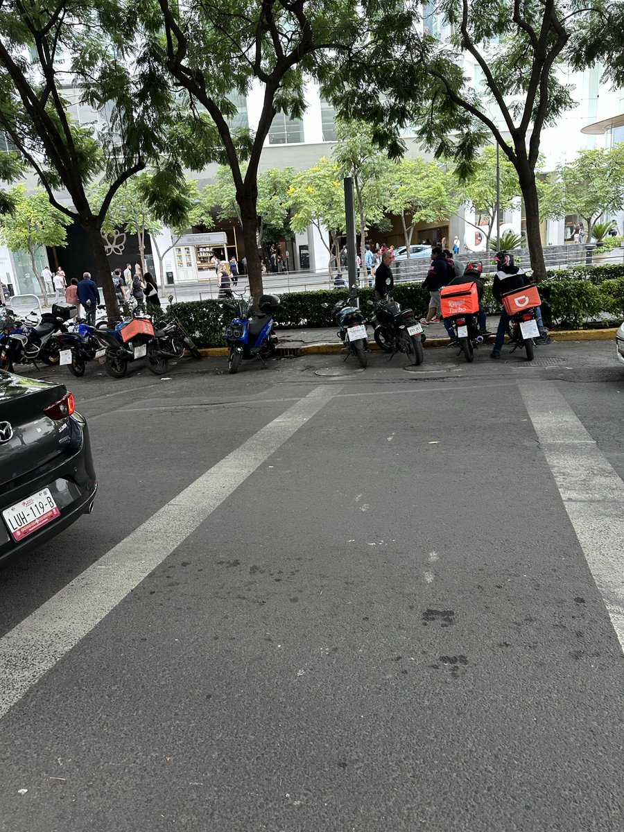 Daniela02539541's tweet photo. @mauriciotabe @BlindarMH En Miguel de Cervantes, zurich y toda esa zona están los motociclistas (repartidores) tomando las calles como si fueran de ellos impidiendo el paso peatonal y en sentido contrario para acabarla. https://t.co/fiQdZzq4Cs