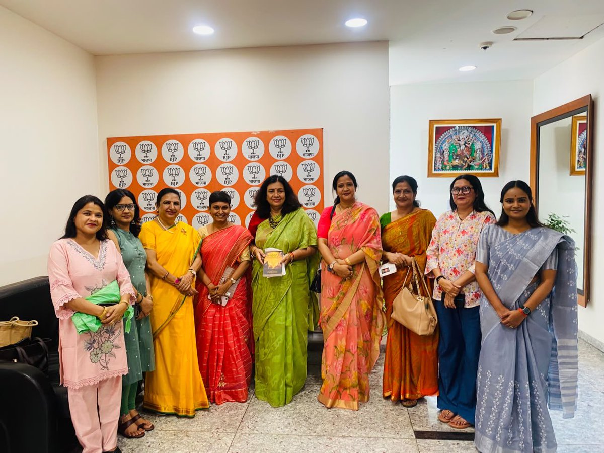 nirmla_wadhwani's tweet photo. It was a pleasure to meet the dedicated team of BJP Mahila Morcha at the Kamlam Delhi, including National Mahila Morcha Office Incharge Shri Dipika Reddy. Wishing all the MM karyakartas continued success and strength in serving the nation.#BJP #MahilaMorcha #NewDelhi #WomenPower https://t.co/lreTzRiKXd