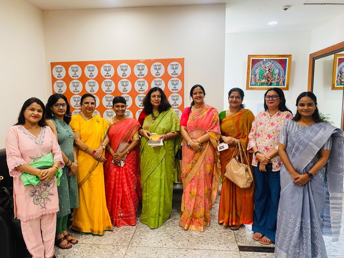 nirmla_wadhwani's tweet photo. It was a pleasure to meet the dedicated team of BJP Mahila Morcha at the Kamlam Delhi, including National Mahila Morcha Office Incharge Shri Dipika Reddy. Wishing all the MM karyakartas continued success and strength in serving the nation.#BJP #MahilaMorcha #NewDelhi #WomenPower https://t.co/lreTzRiKXd