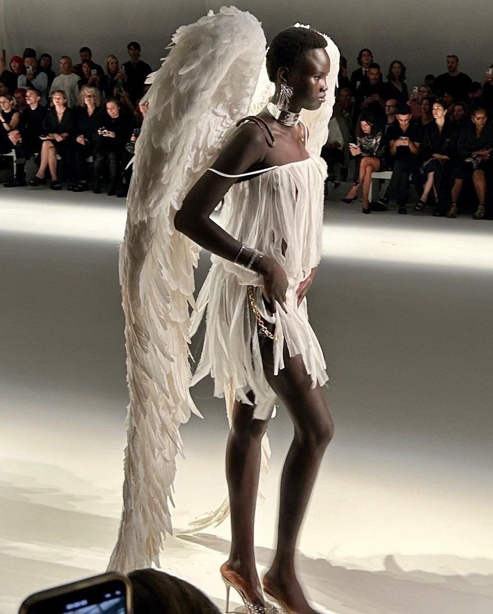 bunnybettyy's tweet photo. angels on the runway 🪽 https://t.co/Onm1mIon4X