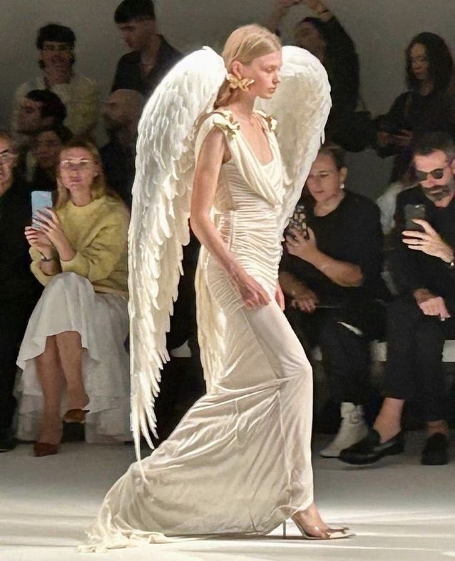 bunnybettyy's tweet photo. angels on the runway 🪽 https://t.co/Onm1mIon4X