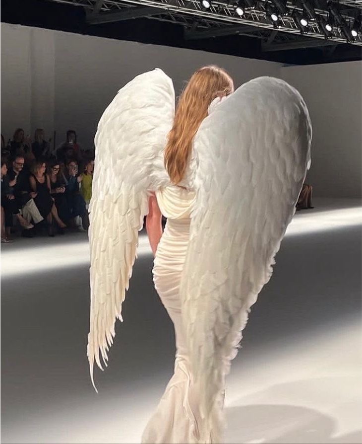 bunnybettyy's tweet photo. angels on the runway 🪽 https://t.co/Onm1mIon4X
