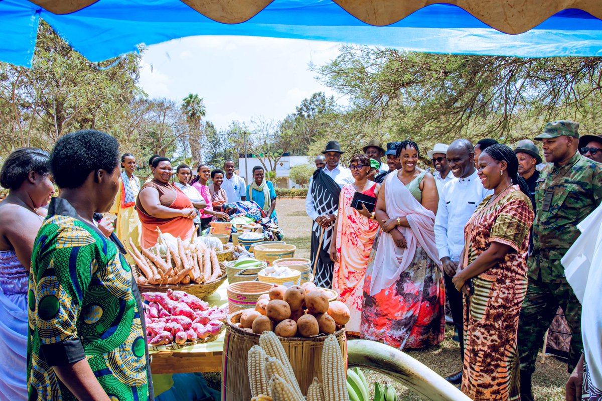 KayonzaDistrict's tweet photo. Kuri uyu wa Gatanu, mu Mirenge yose y’Akarere hizihijwe umunsi w’Umuganura ku nsanganyamatsiko igira iti “Umuganura, isôoko y'ubumwe n'ishingiro ryo kwigira”. 

Muri ibi birori abaturage bagaragarije ubuyobozi umusaruro mwiza ushimishije wabonetse.

#Umuganura2026 https://t.co/DeeWkGg1xx