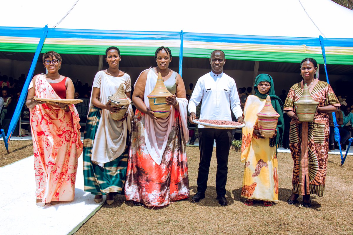 KayonzaDistrict's tweet photo. Kuri uyu wa Gatanu, mu Mirenge yose y’Akarere hizihijwe umunsi w’Umuganura ku nsanganyamatsiko igira iti “Umuganura, isôoko y'ubumwe n'ishingiro ryo kwigira”. 

Muri ibi birori abaturage bagaragarije ubuyobozi umusaruro mwiza ushimishije wabonetse.

#Umuganura2026 https://t.co/DeeWkGg1xx