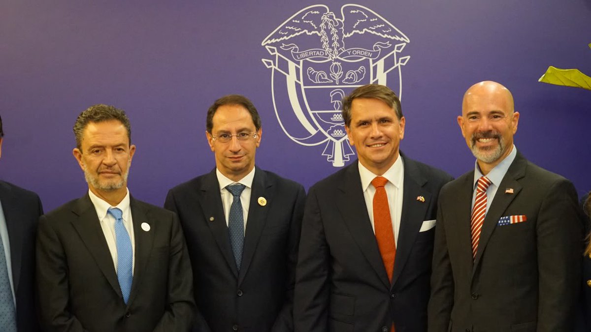 jrestrp's tweet photo. En nombre del presidente Abelardo de la Espriella, quiero agradecer al fiscal general de Estados Unidos, Todd Blanche, y a toda la delegación que nos acompañó en este día histórico para la democracia colombiana.

Escuchar el respaldo del presidente Donald Trump, su compromiso de trabajar hombro a hombro con Colombia y su convicción de que compartimos los mismos valores nos llena de esperanza, pero, sobre todo, de un profundo sentido de responsabilidad.

Hoy iniciamos una nueva etapa de seguridad, prosperidad y lucha frontal contra el narcotráfico y la adicción. Será, como lo expresó el fiscal Blanche, un verdadero “re-start” en la relación entre Colombia y Estados Unidos. Trabajando en equipo impulsaremos el desarrollo, la inversión, la generación de oportunidades y el bienestar para nuestros ciudadanos.

Reiteramos también nuestro compromiso de trabajar por los más vulnerables y los más olvidados, porque el crecimiento solo tiene sentido cuando llega a quienes más lo necesitan.

¡Así comienza la #PatriaMilagro! 

🇨🇴🇺🇸