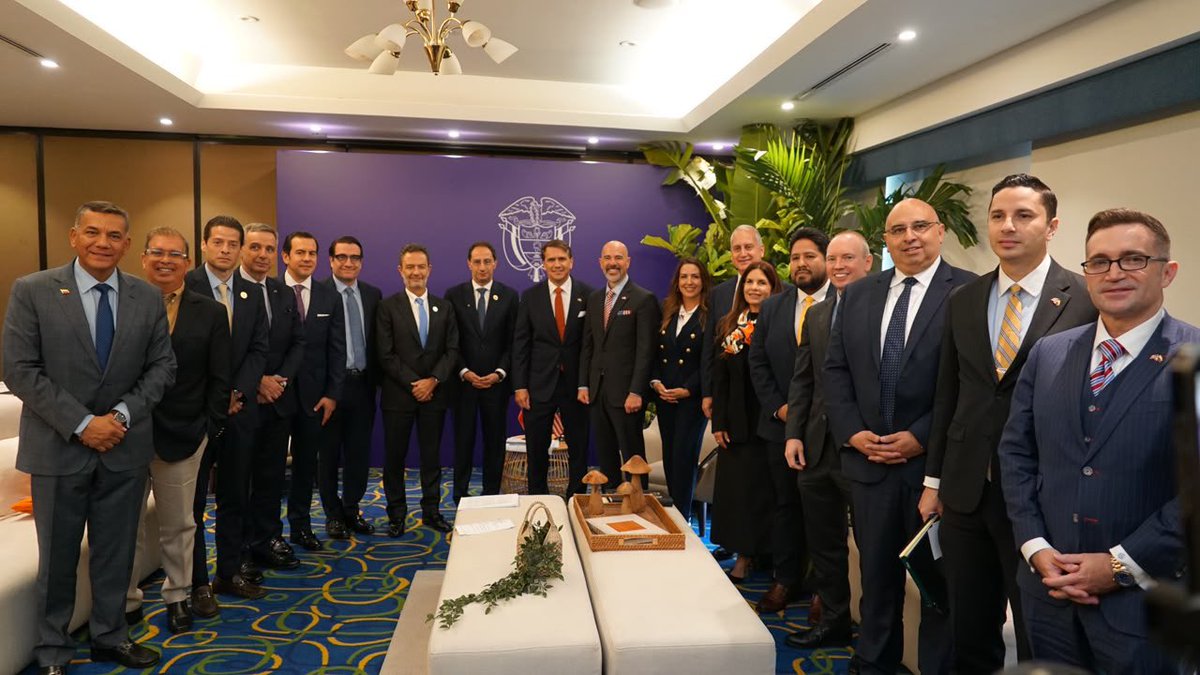 jrestrp's tweet photo. En nombre del presidente Abelardo de la Espriella, quiero agradecer al fiscal general de Estados Unidos, Todd Blanche, y a toda la delegación que nos acompañó en este día histórico para la democracia colombiana.

Escuchar el respaldo del presidente Donald Trump, su compromiso de trabajar hombro a hombro con Colombia y su convicción de que compartimos los mismos valores nos llena de esperanza, pero, sobre todo, de un profundo sentido de responsabilidad.

Hoy iniciamos una nueva etapa de seguridad, prosperidad y lucha frontal contra el narcotráfico y la adicción. Será, como lo expresó el fiscal Blanche, un verdadero “re-start” en la relación entre Colombia y Estados Unidos. Trabajando en equipo impulsaremos el desarrollo, la inversión, la generación de oportunidades y el bienestar para nuestros ciudadanos.

Reiteramos también nuestro compromiso de trabajar por los más vulnerables y los más olvidados, porque el crecimiento solo tiene sentido cuando llega a quienes más lo necesitan.

¡Así comienza la #PatriaMilagro! 

🇨🇴🇺🇸
