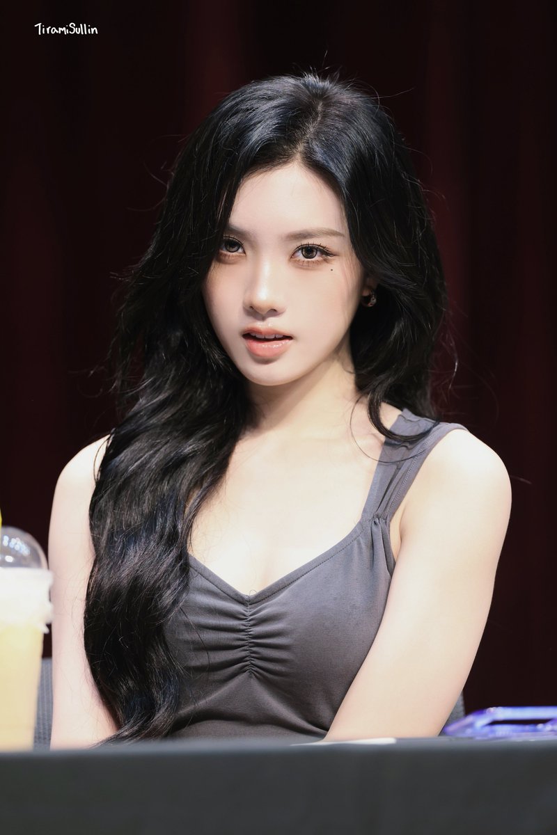 TiramiSullin's tweet photo. 0807 fansign

ลุคนี้แรงมากแม่

#tripleS #트리플에스
#설린 #ซอลลิน #Sullin https://t.co/0loXontszP