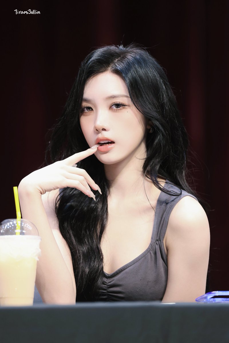 TiramiSullin's tweet photo. 0807 fansign

ลุคนี้แรงมากแม่

#tripleS #트리플에스
#설린 #ซอลลิน #Sullin https://t.co/0loXontszP