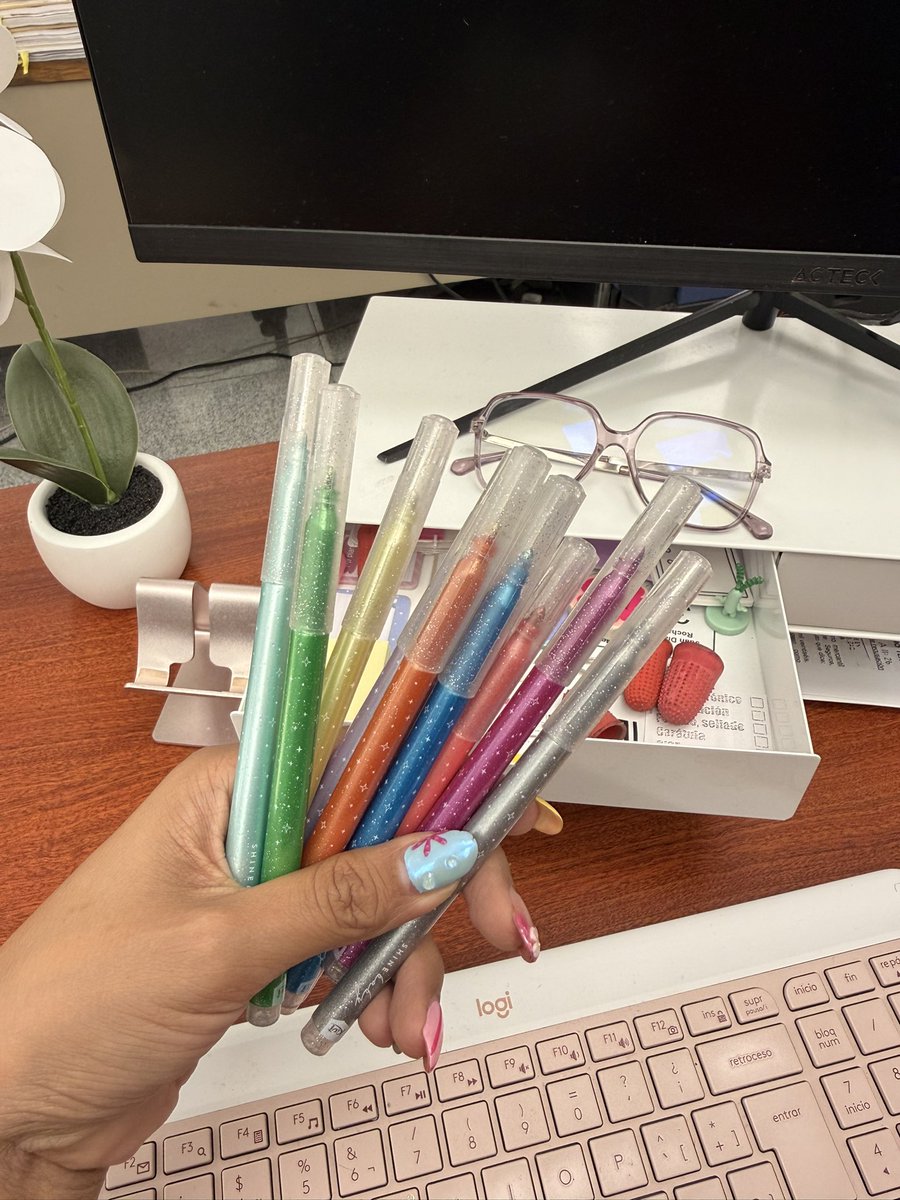 gabovaller's tweet photo. Háganse un favor y cómprense estos plumones con glitter de shiavaaaaaaa ✨ https://t.co/dqxfjQpkw6