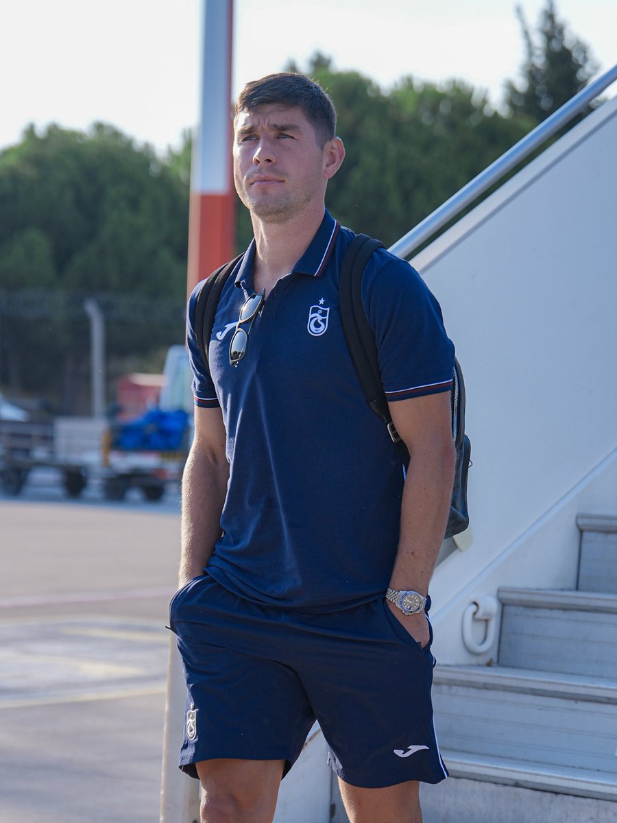 Trabzonspor's tweet photo. 📍🛫 Takımımız, eski futbolcumuz İsmail Köybaşı’nın jübile organizasyonu kapsamında Göztepe ile oynayacağı karşılaşma için, Türk Hava Yolları’na (@turkishairlines) ait özel uçakla İzmir’e gitti. https://t.co/Sy1Xaof7fa