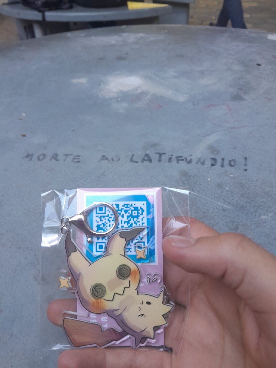 Jeivi0's tweet photo. Me sinto completo com  um chaveiro de mimikyu agora https://t.co/OMkTfBemio