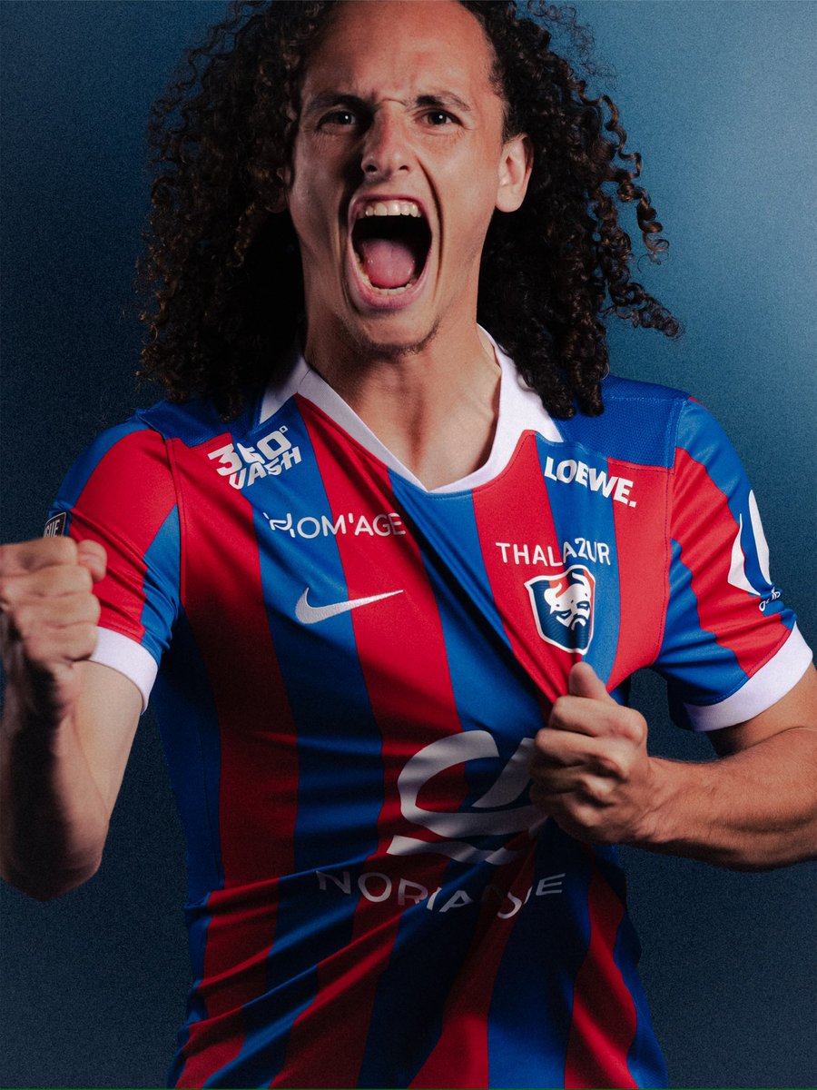 SMCaen's tweet photo. 𝗨𝗻 𝗺𝗮𝗶𝗹𝗹𝗼𝘁, 𝟭𝟬𝟬𝟬 𝗲𝘅𝗽𝗿𝗲𝘀𝘀𝗶𝗼𝗻𝘀 ❤️💙

Pour cette nouvelle saison, le @SMCaen  et @Nike  dévoilent un maillot pensé pour rassembler toutes celles et ceux qui le font vivre. 

1000 expressions. 1000 regards. 1000 émotions. 1000 histoires. Un seul maillot. https://t.co/gFWbLgzuYX