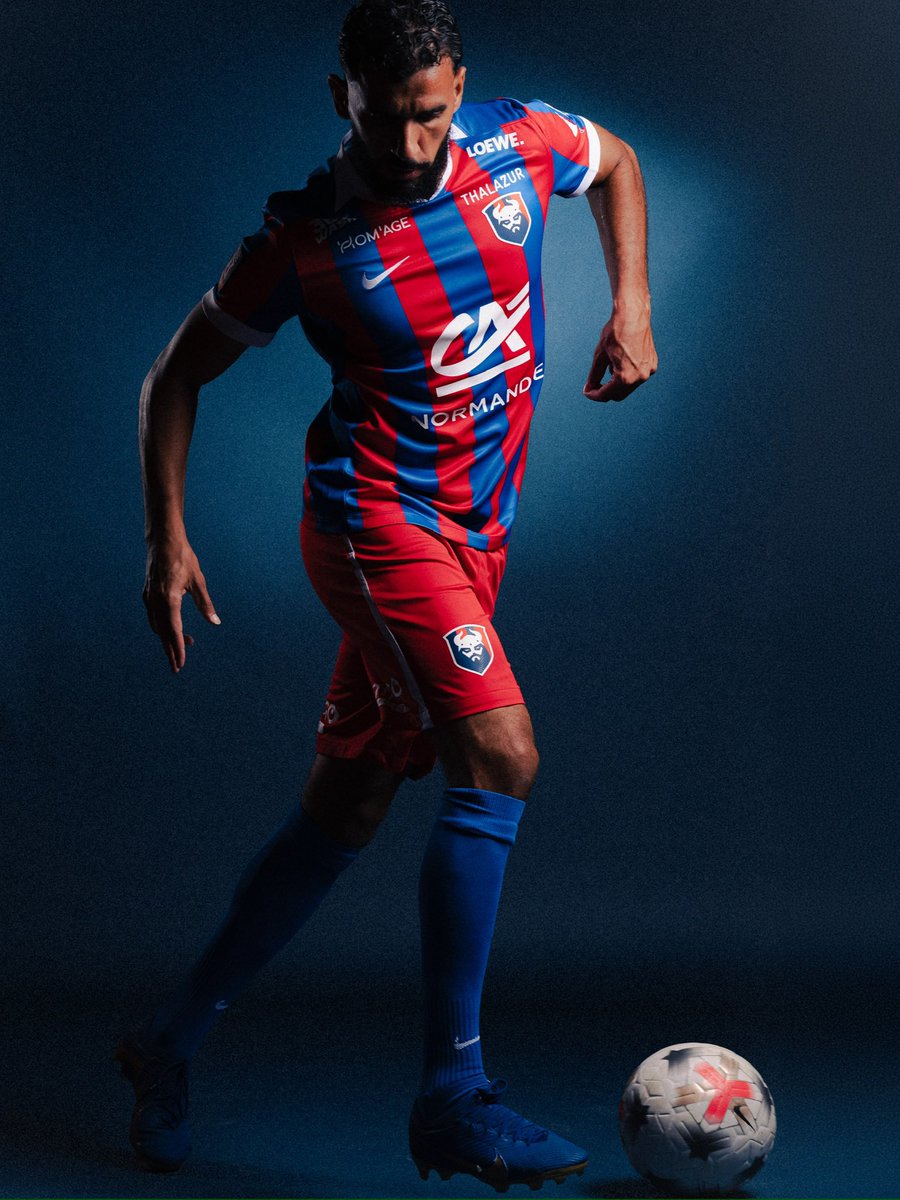 SMCaen's tweet photo. 𝗨𝗻 𝗺𝗮𝗶𝗹𝗹𝗼𝘁, 𝟭𝟬𝟬𝟬 𝗲𝘅𝗽𝗿𝗲𝘀𝘀𝗶𝗼𝗻𝘀 ❤️💙

Pour cette nouvelle saison, le @SMCaen  et @Nike  dévoilent un maillot pensé pour rassembler toutes celles et ceux qui le font vivre. 

1000 expressions. 1000 regards. 1000 émotions. 1000 histoires. Un seul maillot. https://t.co/gFWbLgzuYX