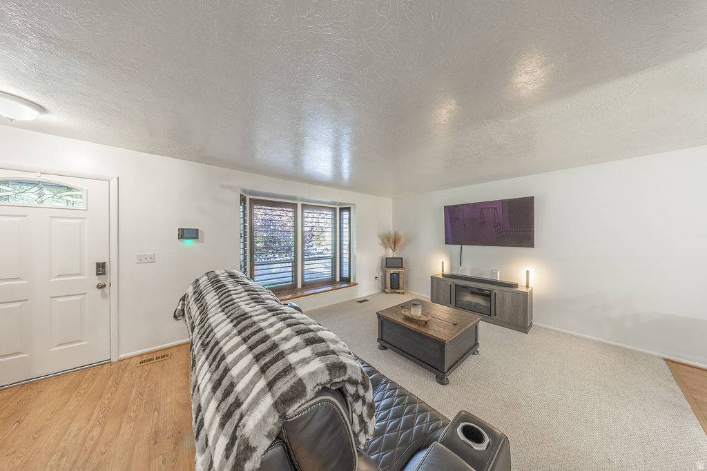 DaveVance1's tweet photo. Price reduced in Harrisville 🎉 This 4-bed, 2-bath home offers spacious living, a cozy gas fireplace, and a fully fenced backyard with covered patio and garden—great value in today’s tight inventory market.  

See more: https://t.co/87wtPG87do  

#HarrisvilleUT #HomeForSale https://t.co/9I2RJHbJTW