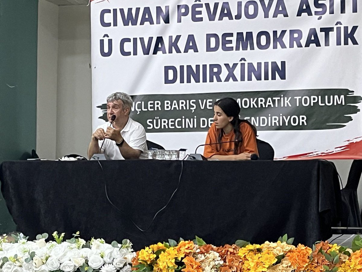 DemGencResmi's tweet photo. Bugün Tetwan’da İmralı Sekreteryası Veysi Aktaş’ın katılımıyla “Gençler Barış ve Demokratik Toplum Sürecini Değerlendiriyor” başlığıyla panel düzenledik.

Bizler Demokratik Toplum Manifestosu perspektifiyle her yerde demokratik toplum inşası için mücadeleyi örgütleyecek , özgür demokratik yaşamı inşa edeceğiz .