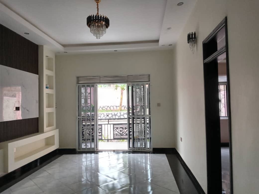 Clainmosh's tweet photo. This House is for sale in Kitende only 135M ugx #Kitende#moshpropertiesmbarara#FYP https://t.co/UHjMexv54G