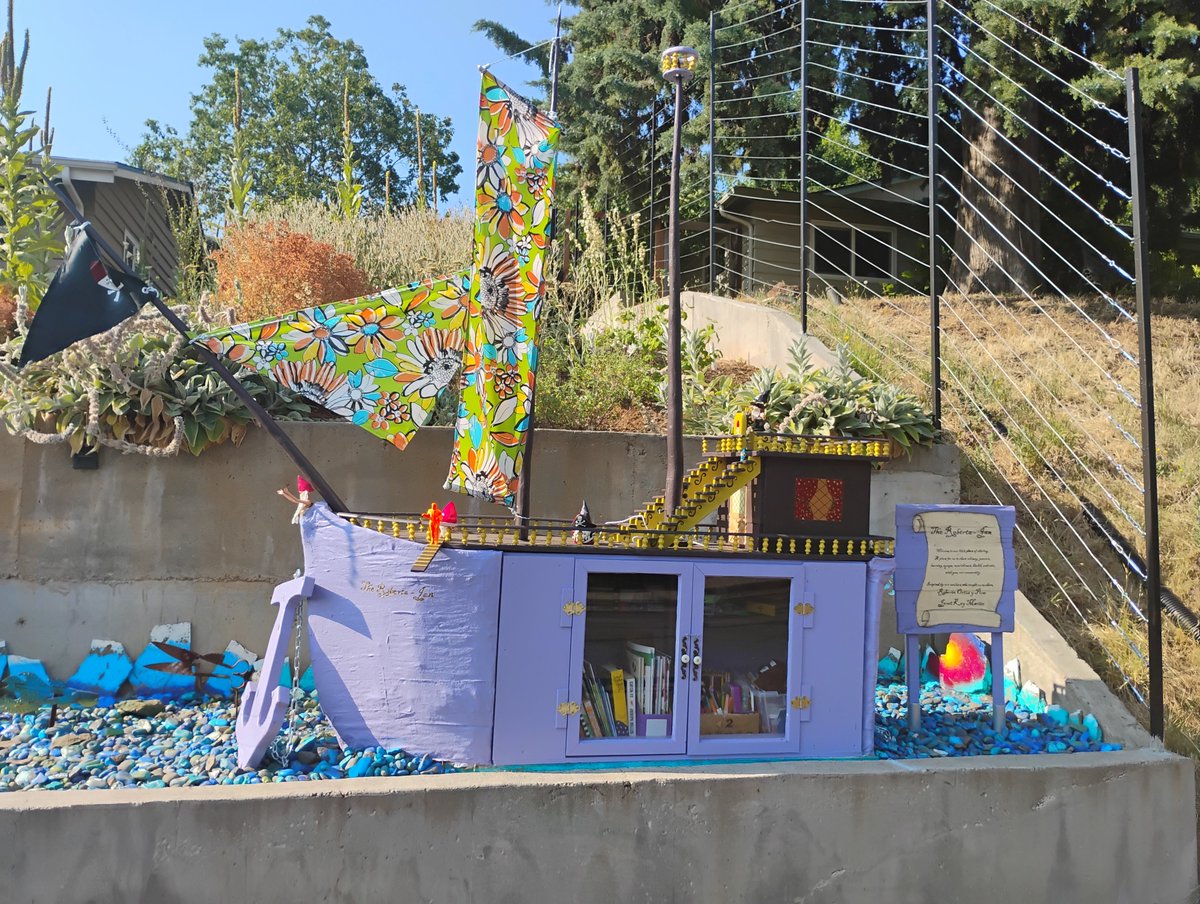 wren_and_paper's tweet photo. one of our neighbors in the street below has put up the most *Amazing* Little Free Library, built like a ship &amp; filled not only with books but also free seeds and art supplies...what a gift to the community! ⚓📚💙 https://t.co/PlWhepb63h