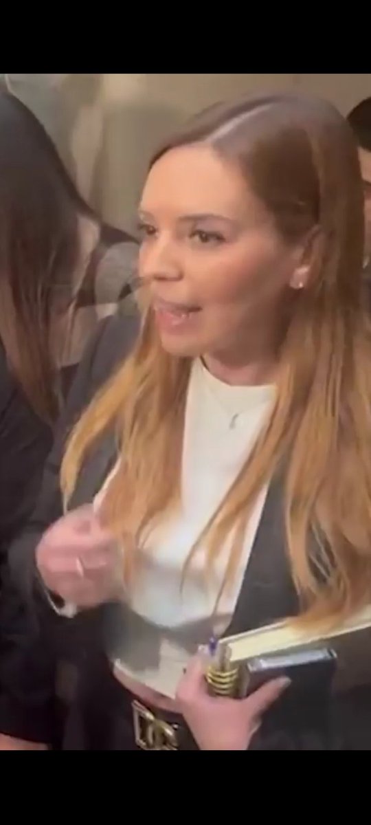 Ffloresgump's tweet photo. Terminó julio y ya va una semana de agosto y al parecer Camila Flores no cobró su cuota de humildad y decencia.

 Tampoco su cuota de inteligencia https://t.co/wq8iDVZNhU