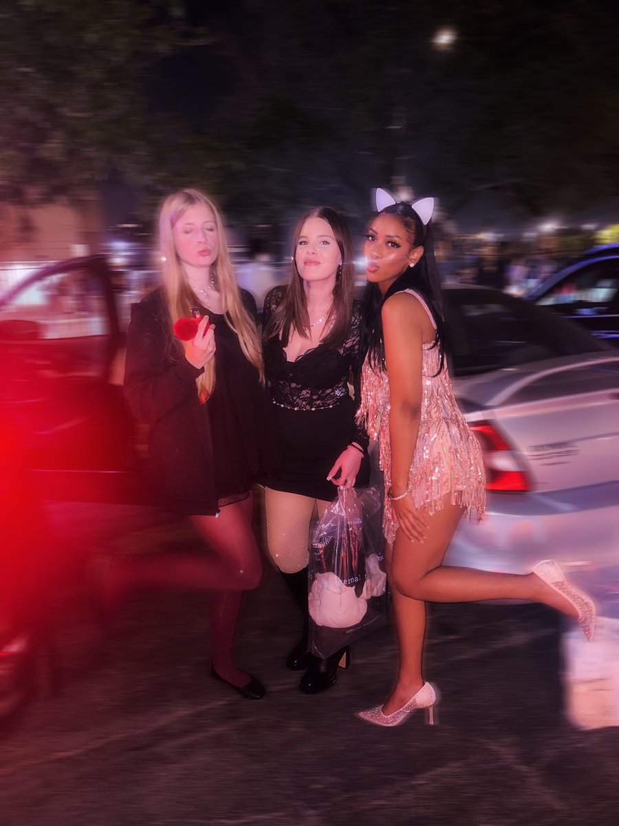 beigeheels's tweet photo. finally met my besties last night🥲🫶🏽 @honeymoonhan @snowitgoess https://t.co/MNiNsdfbaU