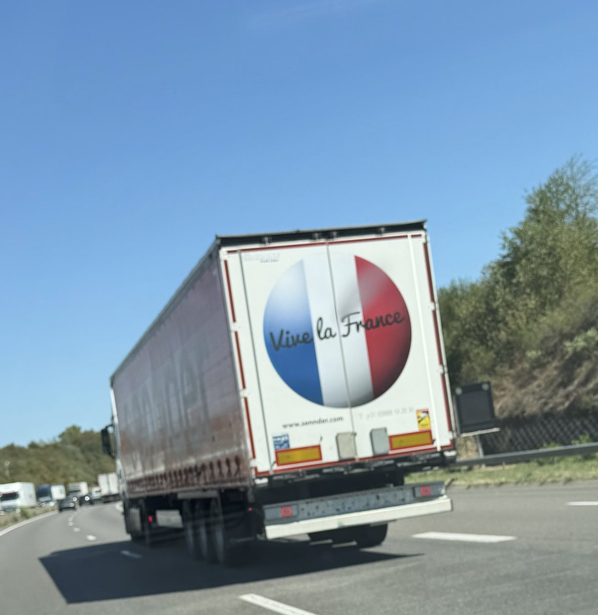 CDelapierre's tweet photo. 🇫🇷 Nos routiers ont du talent !
Un message simple qui fait plaisir à croiser sur nos routes : Vive la France ! 🇫🇷 https://t.co/iZFY2IyzOx