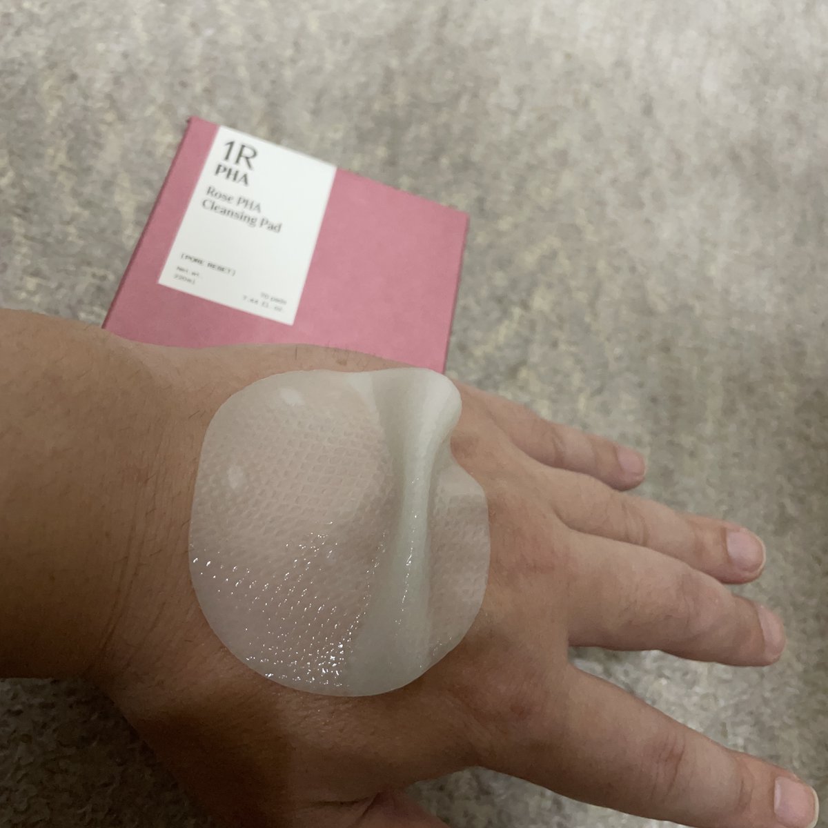 moshikashitedaa's tweet photo. パッドが薄すぎず扱いやすく、拭き取りたい部分に当てやすいです。
洗顔後に使う日もありますが、手軽なので忙しい日のケアにも取り入れやすいです。
容器から一枚ずつ取り出しやすいところも便利でした。
#VERAMORE #韓国コスメ #クレンジング #クレンジングパッド #低刺激 #スキンケア #毛穴ケア https://t.co/M5s0cSiC0H