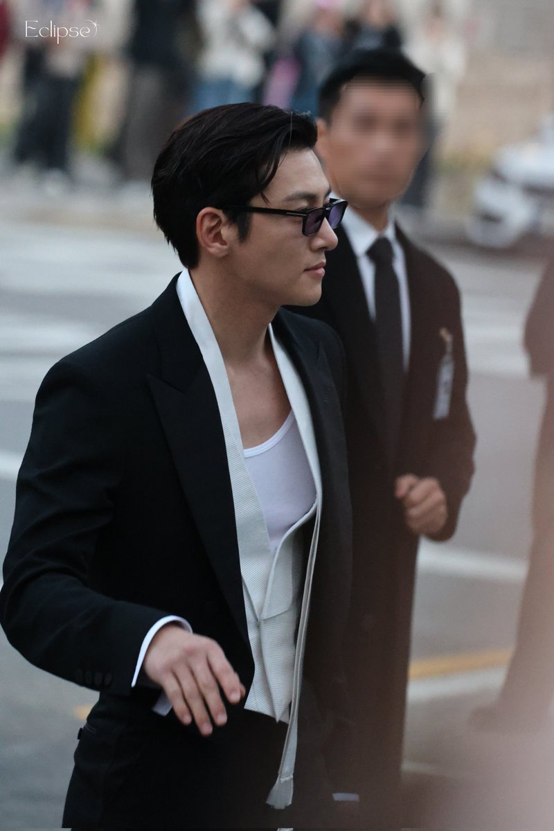 jcw_hyung's tweet photo. THIS JI CHANG WOOK X TOM FORD LOOK WAS CRAZY https://t.co/NOuV3mFEId