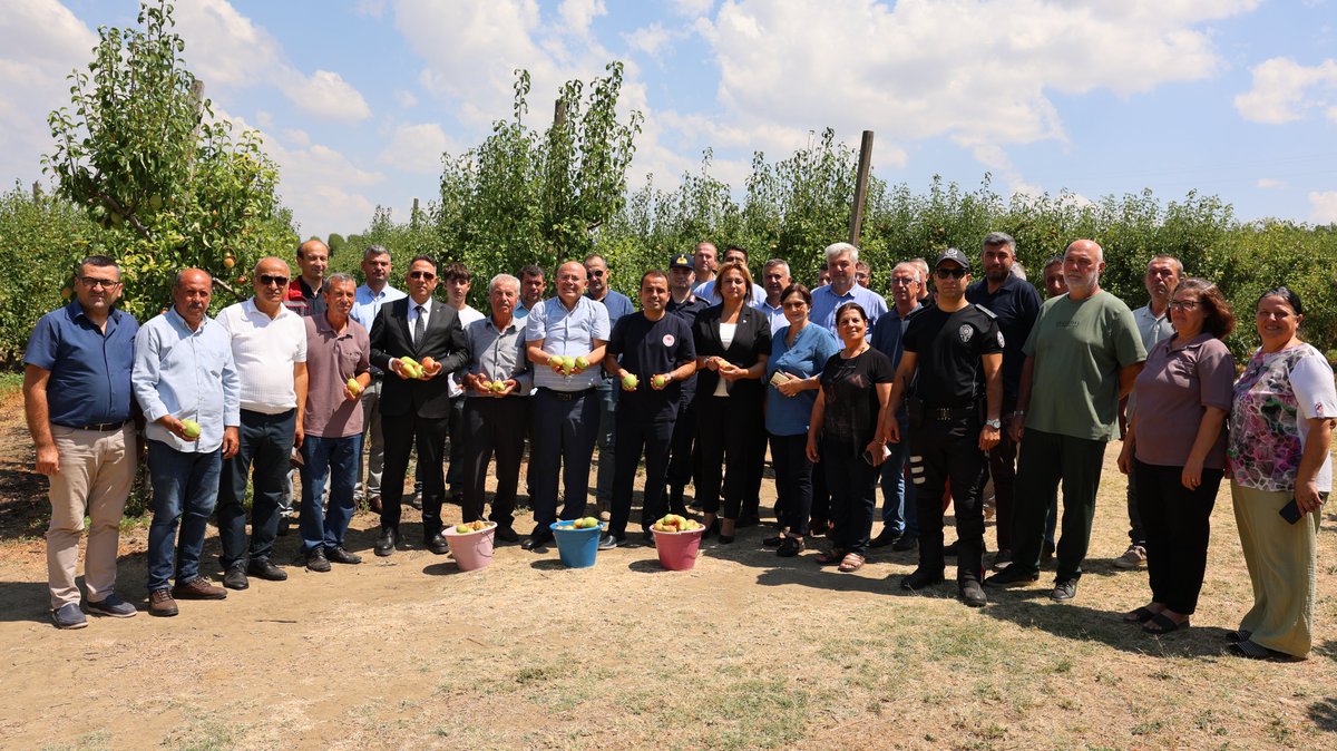 EdirneTrm's tweet photo. 📍 Uzunköprü ilçemiz Altınyazı Köyü’nde üreticimiz Naci Çalık’a ait yaklaşık 50 dekarlık bahçede 3 farklı armut çeşidiyle üretim gerçekleştiriliyor.
🍐 Bugün yaklaşık 6 dekarlık alanda Santa Maria çeşidi armutların hasadıgerçekleştirildi.
👇👇
https://t.co/FBeVF4p2R1
@TCTarim https://t.co/F04PMYlIPI