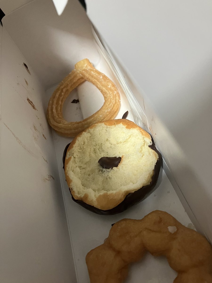 santen89's tweet photo. 誰ですかパパのチョコリングをチョコ以外食べたのは。 https://t.co/iFnnpWecEE