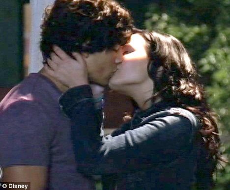 MissBlackstairs's tweet photo. Mitchie and Shane in all their facets.
#CampRock #CampRock2 https://t.co/TRe8fGOXM2