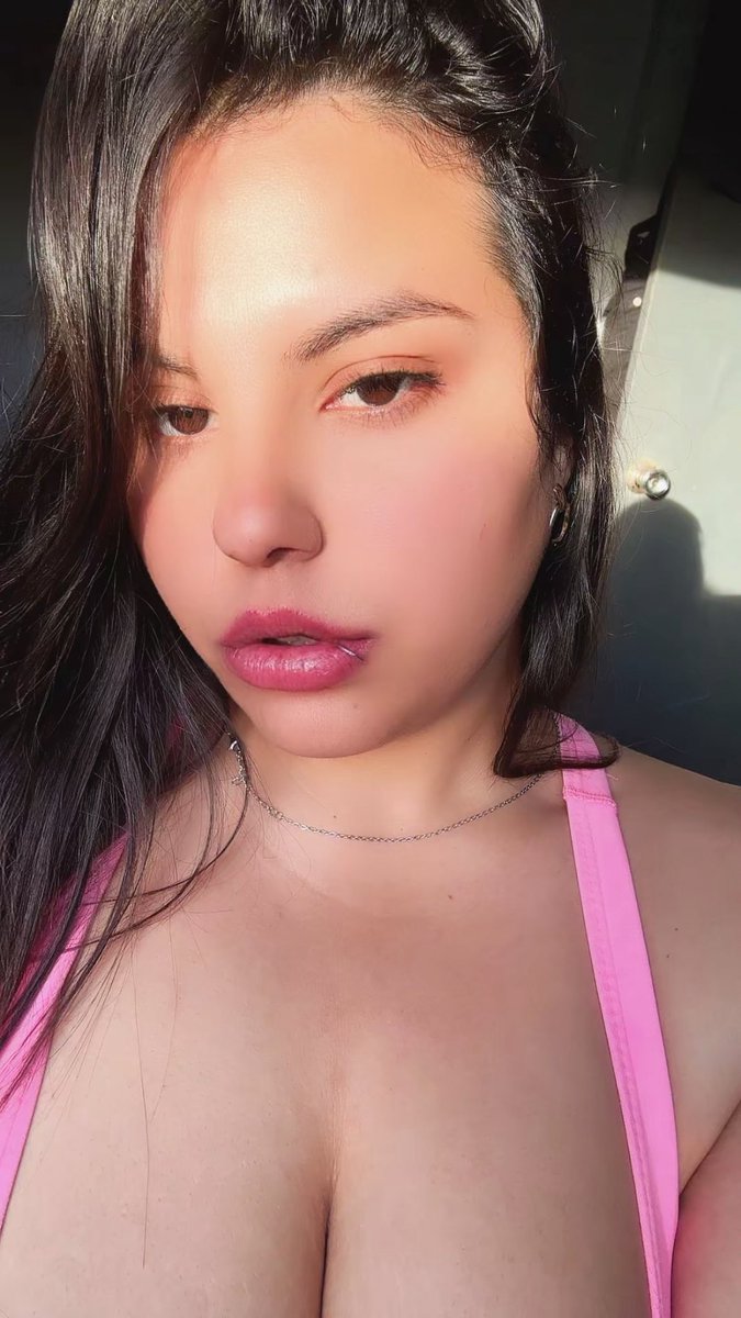 ObeyLucier's tweet photo. It's Friday and I love Fridays. Night of drinks? ✨🤪 https://t.co/QZgUS5kDkT