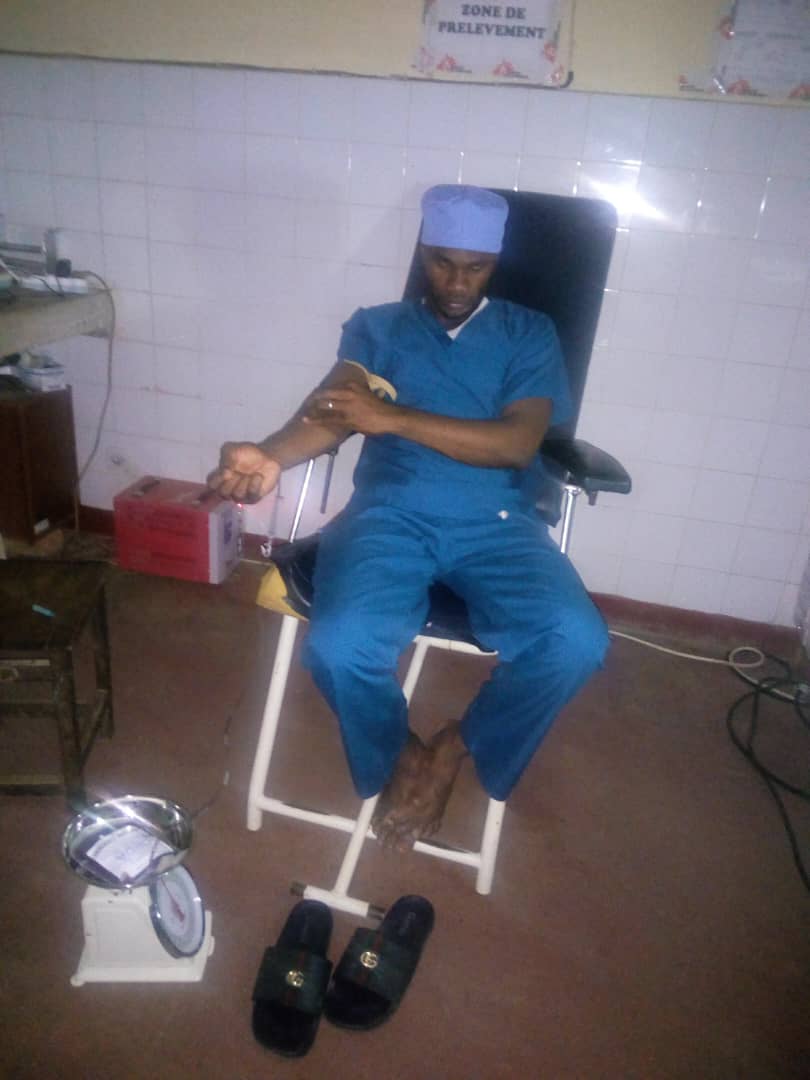 yangotika2's tweet photo. Opérer à 2h du matin sous la lumière des lampes de poche, donner son propre sang et financer la transfusion : ce sacrifice individuel ne peut pas remplacer une politique publique.

Comme médecin et élu du peuple, je le dis avec force : la réforme du système de santé et l'accélération de la Couverture Santé Universelle (CSU) ne sont pas des options, mais des urgences nationales absolues. 

Nos hôpitaux ont besoin d'eau, d'électricité et de banques de sang opérationnelles. Légiférer et contrôler l'exécution du budget de la santé demeure notre devoir parlementaire.

#RDC #CouvertureSantéUniverselle #ReformeDuSystèmeDeSanté #SacerdoceMédical #EngagementParlementaire (⤵️)