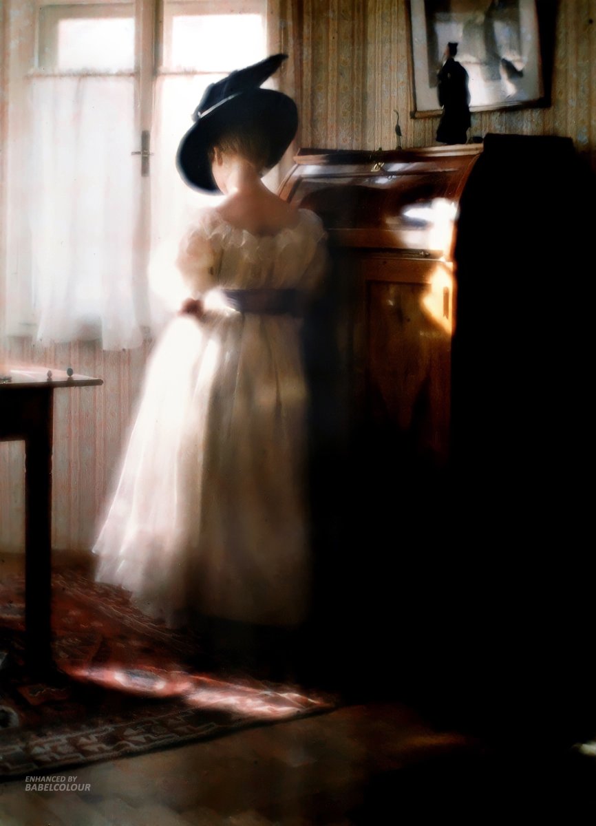 StuartHumphryes's tweet photo. The beautiful light and soft focus of this 1908 Autochrome plate makes the mysterious woman look half painting & half-forgotten dream. It was taken in colour 118 years  ago by Heinrich Kühn, an Austrian–German photographer and photography pioneer. The image is called "Mary Warner In Back Light".
I find all of Kühn's Autochrome plates share a very soft, ethereal quality to them which makes his style instantly recogniseable, almost like oil paintings. I find them quite transportive.
I have cleaned-up this plate which was taken using an early colour process and isn't colourised.