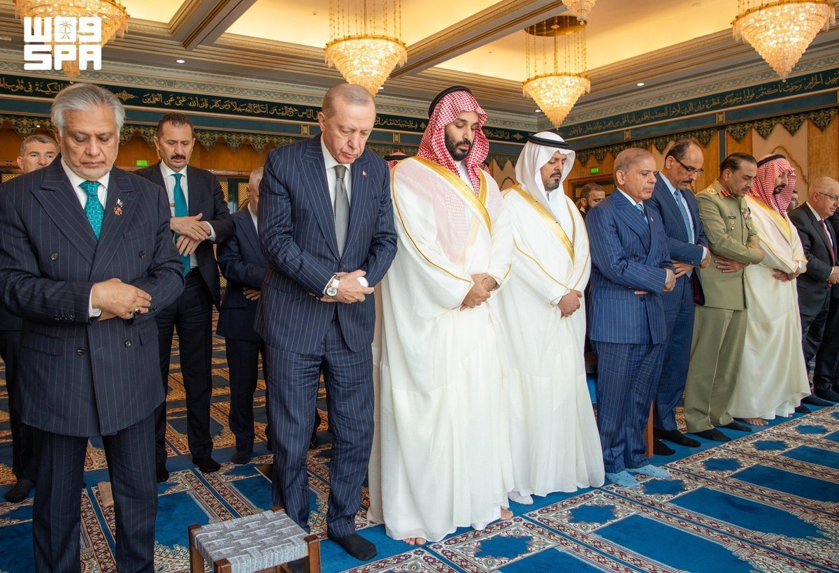 mehmetcakir_61's tweet photo. Bugün Türkiye, Arabistan ve Pakistan; yarın bu oluşuma Mısır, Katar, Sudan, Libya ve onlarca İslam devleti katılacak.

Bu fotoğrafın anlamı ne, biliyor musun laik çocuk?

1924'te kaldırdığınız hilafetin ayak sesleri...

Batılı efendileriniz gibi siz de korkun ve titreyin. https://t.co/0NEsDzHsQv