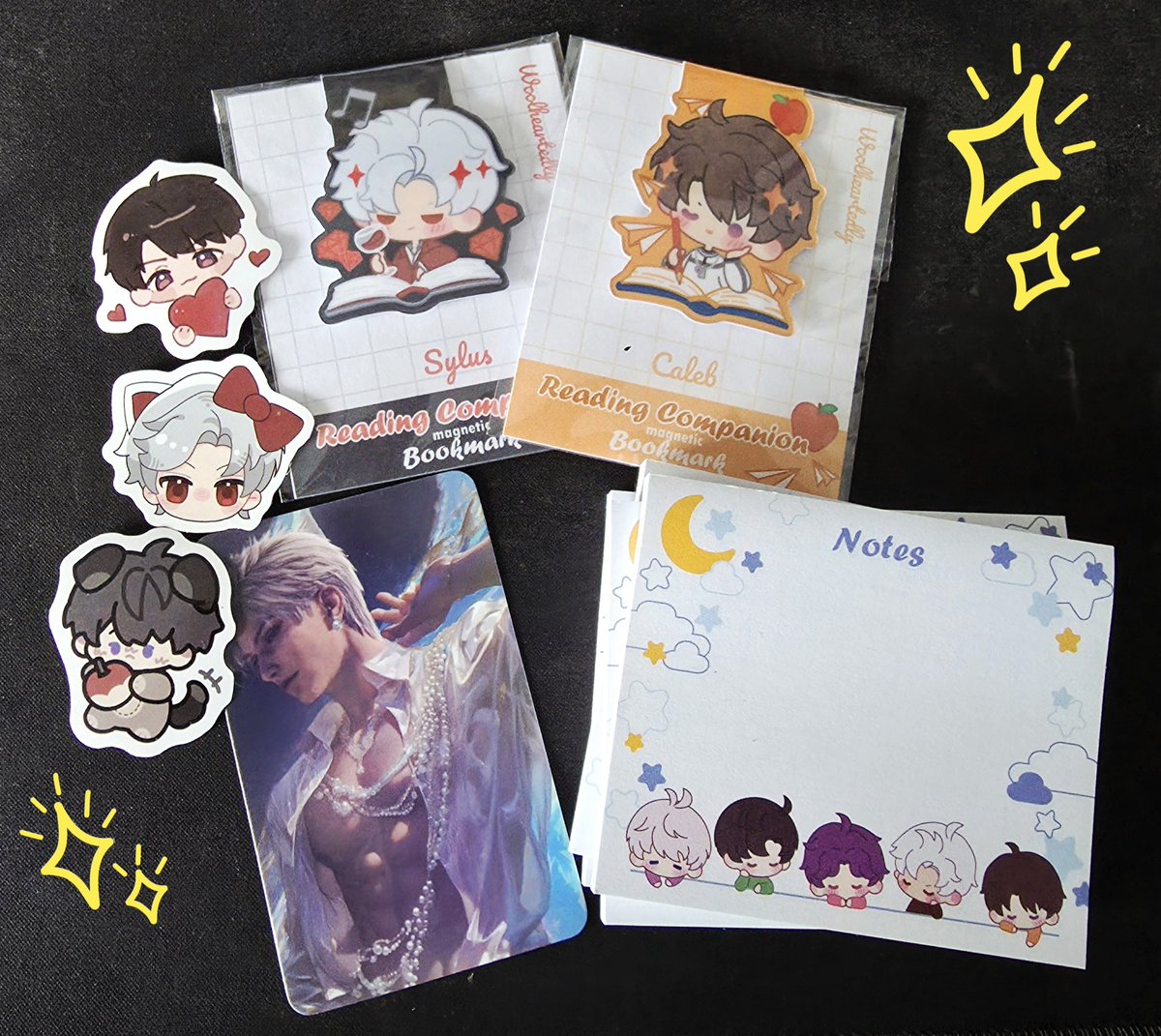 ponya_art's tweet photo. Oh wowie merch drop day!! ๐คฉ
๐ป Birthday merch, Skywards Fates merch, Christmas merch, Avallum anniversary merch, and the cutest LaDS bookmarks and sticky notes from Etsy ๐ฅฐ (Thanks Naih for the rec on those even if it took me a while lmao)
#GalesTreasures #Merchsco https://t.co/QVvGnuOGmS