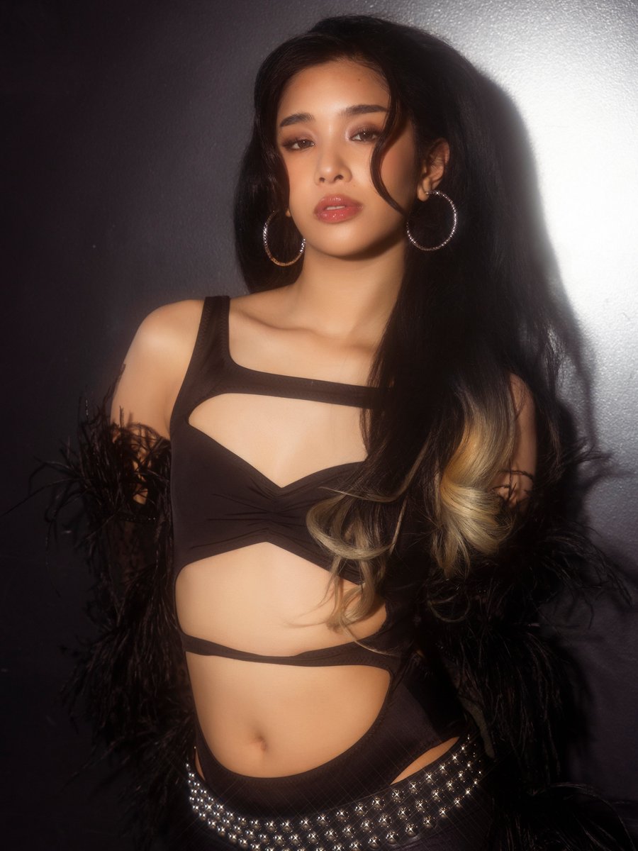 npomvtt's tweet photo. Sophia (KATSEYE) anuncia hiatus para cuidar de sua saúde mental e bem-estar:

“Parte meu coração ter que ficar de fora de tanta coisa. Vocês sabem o quanto eu amo estar no palco, me apresentar e compartilhar esses momentos com vocês. Tomar essa decisão não foi fácil, mas estou aprendendo que a saúde precisa vir em primeiro lugar. Estou percebendo que, se não cuidar da minha mente e do meu corpo agora, não conseguirei continuar fazendo por muito tempo aquilo que mais amo.”