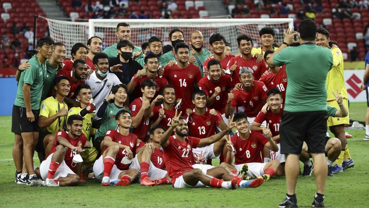 reftif_'s tweet photo. Piala AFF 2020, dengan hanya boleh membawa dua pemain per klub, dengan segala minimnya fasilitas saat itu, ditambah lagi faktor pandemi,

STY berhasil mengalahkan Singapura di semifinal leg kedua, dengan agregat 5-3 di rumahnya.

pemainnya juga tidak moncer macam sekarang yang banyak diaspora, hanya Baggot waktu itu.

di grup, juga relatif sama, bahkan ada musuh bebuyutan, Malaysia.

tapi dengan squad seadanya, dia bisa bawa squad ini berjaya, imbang lawan Vietnam dan libas Malaysia 4-1, bahkan jadi juara grup.

Bahkan orbitkan pemain pemain baru macam Arhan, Kambuaya, dan pemain lainnya.

Kini dengan Herdman, persiapan AFF kali ini juga mendaptkan fasilitas full dan tc berminggu-minggu, pemain dari liga lokal yang keinginan dia juga dikabulkan, bahkan Persib sumbang 7 pemainnya, hasilnya ternyata lebih getir. 

Asian Cup adalah pembuktianmu, semoga lebih baik, jikalau masih sama, sepertinya kualitas anda yaa macam itu "krossing dan mudah-mudahan gol".