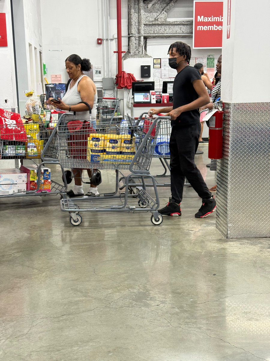 x28th's tweet photo. This EBT/food stamp scam needs to stop in NYC. @WHFraudTF @realDonaldTrump @JDVance @VP @Trump @POTUS @NYCMayor @nycgov https://t.co/i92kiDPtzS