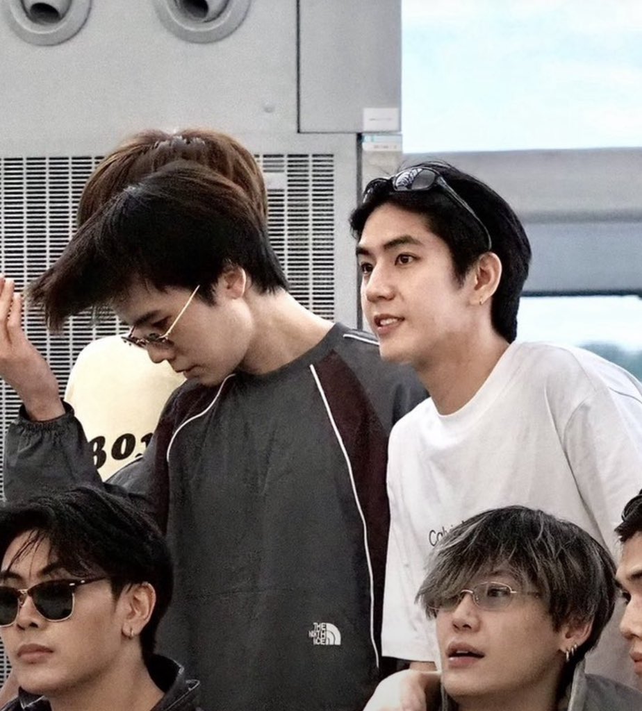 moonlighttawi's tweet photo. am i dreaming or are they touching bro? https://t.co/GcSUCR5vvT