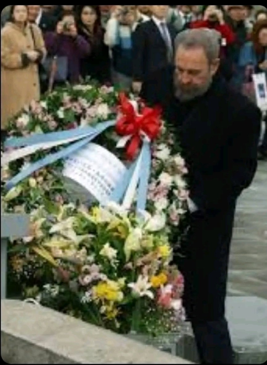 GlenysMabe29198's tweet photo. Fidel en Hiroshima. En el libro de homenaje escribió : "Que jamás vuelva a ocurrir semejante barbarie"
#FidelPorSiempre
#100AñosConFidel https://t.co/zlcJlHnUCl