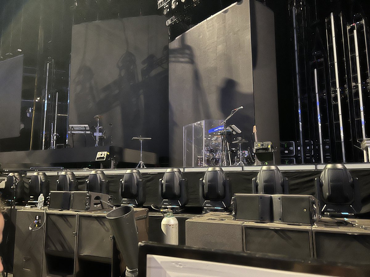 daunted_08's tweet photo. Photos/Recording were allowed!
Here are some photos from my seat. 

The bassist threw their pick towards me (I swear it was to me) but it landed short and the person to my left got it. So I only have a picture of it :( https://t.co/P5QrEoTBpF