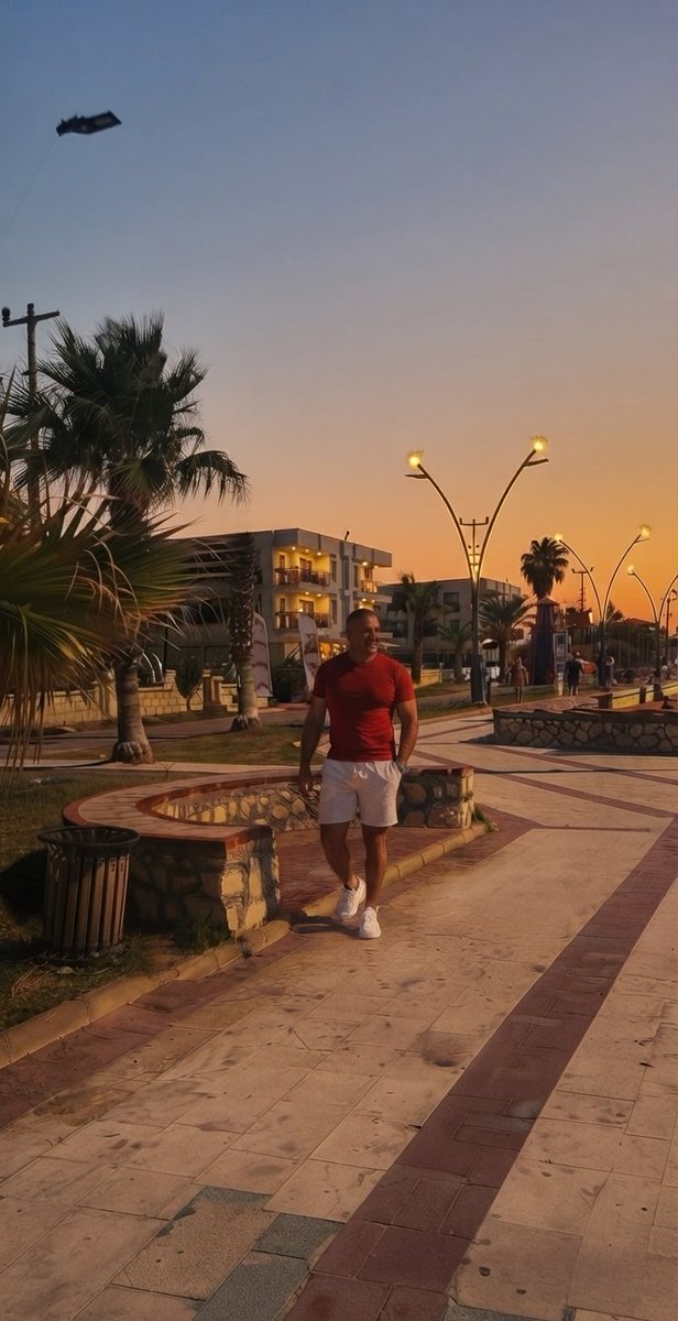 Ylmazzer324539's tweet photo. "Akşamdır, iniktir elinin perdeleri. Çocukların koşuştuğu bir avludur kalbin; Dilsiz, ama ağlamasını bilen çocukların Gökten geçen leyleklere bakması kadar Sessizdir kalbin."
#ulkutamer
İyi akşamlar https://t.co/pk3UmjGSHv