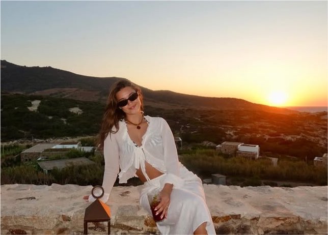 afravogue's tweet photo. Radiante, lindíssima, iluminada, VIBRANTE. Ela simplesmente PLENA, nossa sunshine 💛✨ #AfraSaraçoğlu https://t.co/4AOMPeXIRX