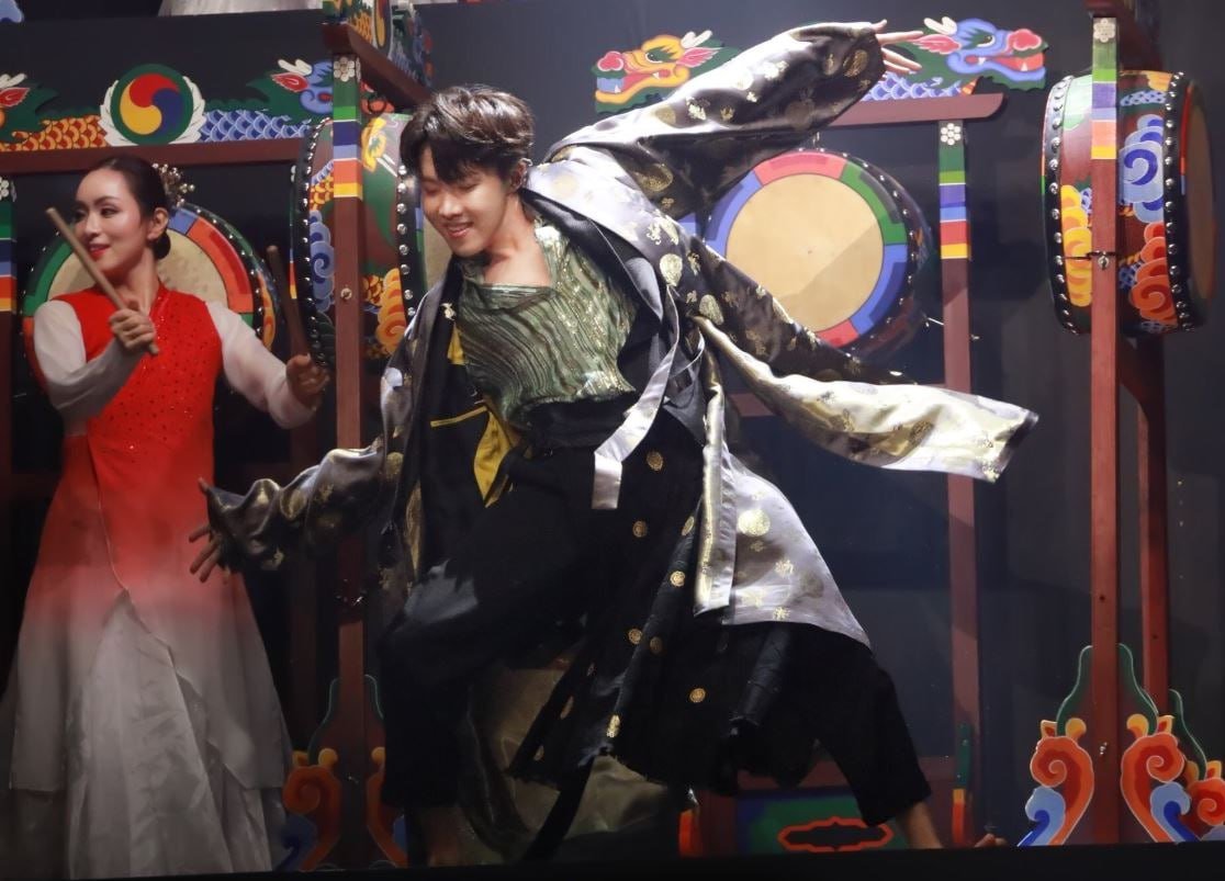 _GabsVersion's tweet photo. IDOL (2018, Era LY): MV foca na celebração a cultura asiática.
Paldogangsan (2013, Era O!RUL8,2?): Música celebrando os vários dialetos da Coreia do Sul.
Ma City (2015, Era HYYH): Exalta as raízes e as cidades natais de cada membro.

A lista segue mas "eles só estão nessa agora". https://t.co/XSWa0MVI5w