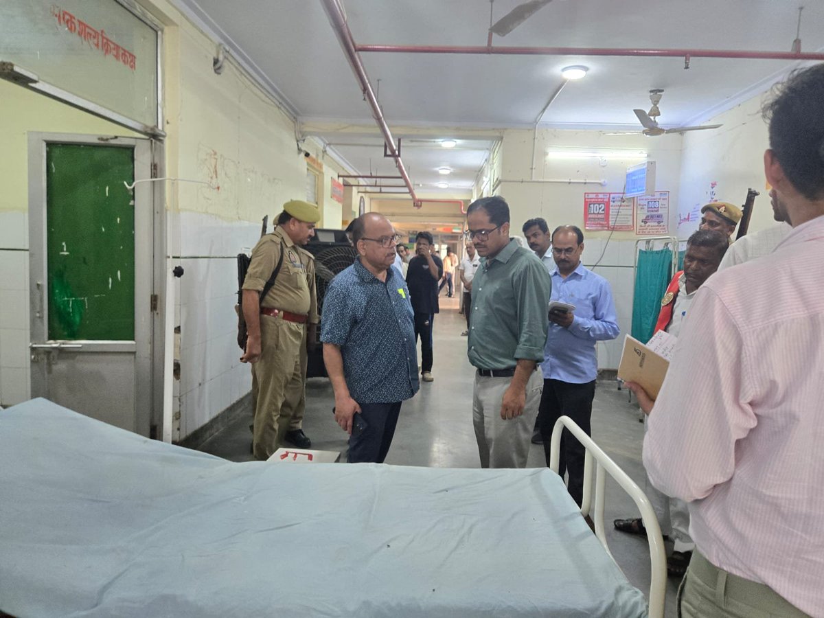 ChitrakootDm's tweet photo. संयुक्त जिला चिकित्सालय सोनेपुर का किया औचक निरीक्षण, व्यवस्थाओं में सुधार के दिए निर्देश

दिनांक 07.08.2026 को संयुक्त जिला चिकित्सालय, सोनेपुर का निरीक्षण कर स्वास्थ्य सेवाओं, स्वच्छता व्यवस्था एवं मरीजों को उपलब्ध कराई जा रही सुविधाओं का जायजा लिया। उन्होंने इमरजेंसी वार्ड, वीआईपी कक्ष, ऑक्सीजन कक्ष, स्टोर, आकस्मिक ड्यूटी कक्ष, जच्चा-बच्चा विभाग, प्रसव कक्ष, पेइंग एसी वार्ड, एसएनसीयू एवं ऑडियोमैट्री लैब का निरीक्षण किया।

इमरजेंसी वार्ड में गंदगी पाए जाने पर नाराजगी व्यक्त करते हुए तत्काल सफाई सुनिश्चित करने के निर्देश दिए। नर्सिंग स्टाफ को अनिवार्य रूप से नेम प्लेट धारण करने तथा मरीजों एवं तीमारदारों के साथ शालीन, संवेदनशील एवं सकारात्मक व्यवहार करने के निर्देश दिए। वार्डों में नियमित रूप से साफ बेडशीट उपलब्ध कराने तथा बेहतर गुणवत्ता के डिटर्जेंट का उपयोग सुनिश्चित करने को कहा।

अस्पताल की व्यवस्थाओं में सुधार के लिए उपलब्ध मदों का प्रभावी उपयोग करने तथा आवश्यकता के अनुसार वार्ड बॉय एवं सफाई कर्मियों की आउटसोर्सिंग के माध्यम से तैनाती के निर्देश दिए गए। लंबित एस्टीमेट को शाडा के माध्यम से स्वीकृत कराने की कार्यवाही करने तथा अत्यावश्यक कार्यों को प्राथमिकता से पूर्ण कराने को कहा।

जिलाधिकारी ने अस्पताल परिसर को तंबाकू मुक्त एवं स्वच्छ बनाए रखने पर विशेष जोर देते हुए मुख्य प्रवेश द्वार एवं परिसर में थूकने, गुटखा-पान का सेवन करने पर प्रभावी रोक लगाने तथा आवश्यकता अनुसार नियमानुसार जुर्माना लगाने के निर्देश दिए।

#HealthcareForAll #PatientCare #PublicHealthcare #HospitalInspection #HealthServices #GoodGovernance #Chitrakoot #UttarPradesh