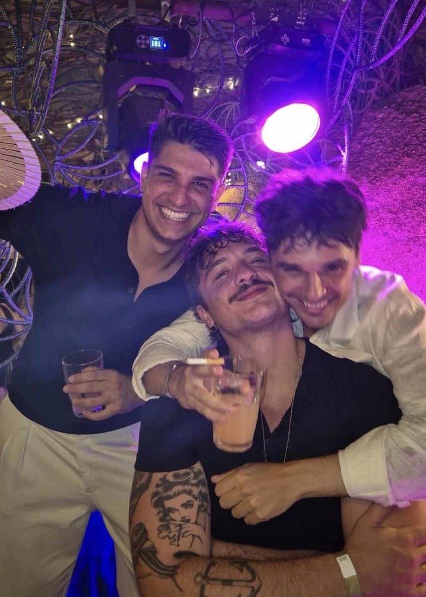 fiaccolatimida's tweet photo. abbiamo la pt 2 lui ci ha proprio sfamati https://t.co/3kq5a9Ja5t
