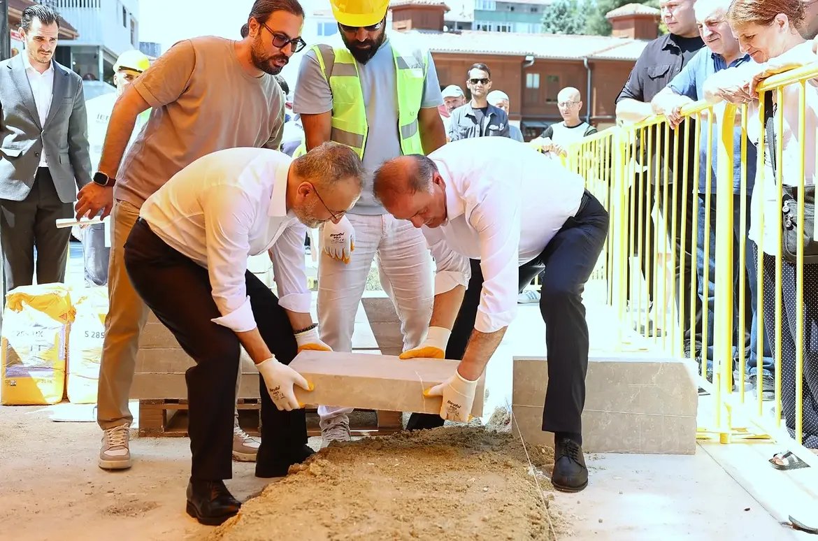 Dr_MBulentOzmen's tweet photo. Eyüpsultan Meydanı’nda tarihimize yakışan dönüşümü başlatıyoruz.

İBB Başkan Vekilimiz Sayın Nuri Aslan ile birlikte, Eyüpsultan Meydan Düzenleme Projesi’nin ilk taşını koyduk.

Tarihî ve kültürel dokuyu koruyan, yeşil alanları artırılmış, komşularımızın keyifle vakit geçireceği bir meydanı çok kısa zamanda Eyüpsultan’ımıza kazandıracağız.

Eyüpsultan’ımıza ve tüm komşularımıza şimdiden hayırlı olsun.

#GelenektenGeleceğe #SemtiMukaddes #Eyüpsultan