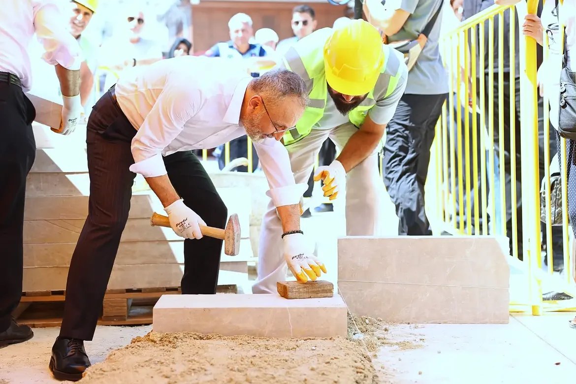 Dr_MBulentOzmen's tweet photo. Eyüpsultan Meydanı’nda tarihimize yakışan dönüşümü başlatıyoruz.

İBB Başkan Vekilimiz Sayın Nuri Aslan ile birlikte, Eyüpsultan Meydan Düzenleme Projesi’nin ilk taşını koyduk.

Tarihî ve kültürel dokuyu koruyan, yeşil alanları artırılmış, komşularımızın keyifle vakit geçireceği bir meydanı çok kısa zamanda Eyüpsultan’ımıza kazandıracağız.

Eyüpsultan’ımıza ve tüm komşularımıza şimdiden hayırlı olsun.

#GelenektenGeleceğe #SemtiMukaddes #Eyüpsultan