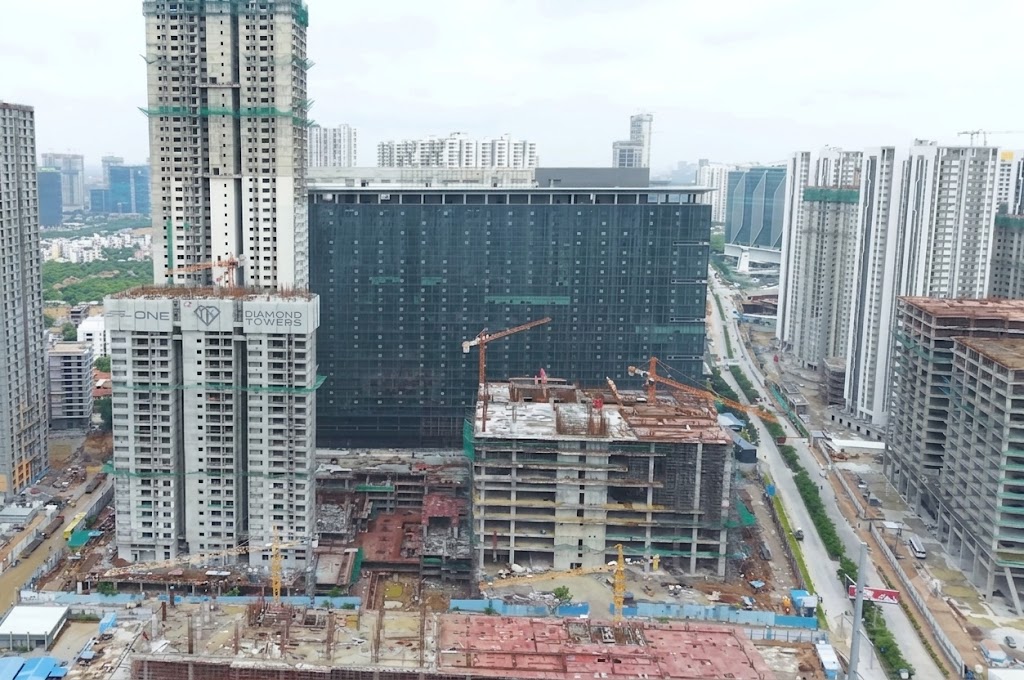 hydinfra's tweet photo. R-One Diamond Towers, an upcoming G+27 Grade-A tower in Hyderabad's Financial District, will feature 16 lakh sq. ft. of premium office and retail space
 #update #OfficeSpace #HyderabadRealEstate https://t.co/IWH9Jm3xKh