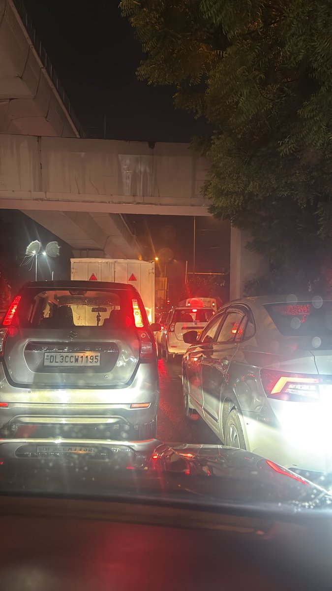 MYK_90's tweet photo. Sukhdev Vihar red light not functioning. Traffic not moving for 30 minutes #delhirain @dtptraffic https://t.co/mDCZxleb5W