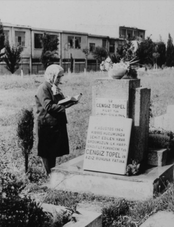 LykiriDohaeras's tweet photo. Annesi Mebuse Hanım, şehit oğlu Cengiz Topel'in mezarının başında Kuran okurken. https://t.co/ziWyr1cHNQ